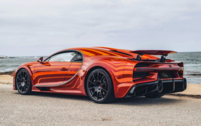 Вид сзади на автомобиль Bugatti Chiron Super Sport L'Aura