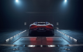 Вид сзади на автомобиль Bugatti Mistral