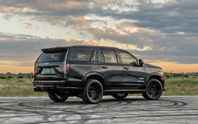 Вид сзади на черный внедорожник Hennessey Cadillac Escalade-V H850 2024 года