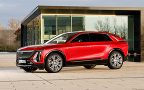 Красный дорогой автомобиль Cadillac Lyriq Luxury