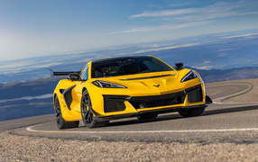 Быстрый желтый автомобиль Chevrolet Corvette ZR1 Coupe ZTK Package, 2025 года