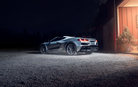 Автомобиль Chevy Corvette Z06 у дома