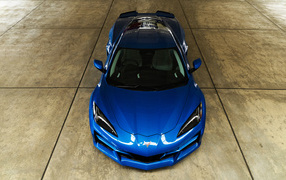 Вид спереди на синий автомобиль Chevrolet Corvette E-Ray 2024 года