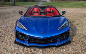 Вид спереди на синий автомобиль Chevrolet Corvette Stingray Convertible Z06