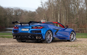 Вид сзади на синий автомобиль Chevrolet Corvette Stingray Convertible Z06