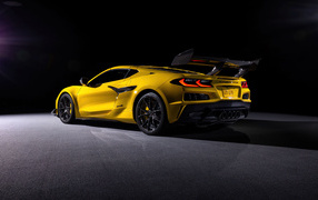 Желтый автомобиль Chevrolet Corvette ZR1, 2025 года вид сзади