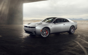 Автомобиль Dodge Charger Daytona Scat Pack 2024 года у ворот