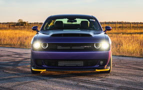 Автомобиль Dodge Hennessey Demon 1700 Twin-Turbo 2024 года с включенными фарами