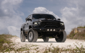 Внедорожник  Dodge Ram 1500 TRX на песке