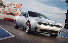 Новый серебристый автомобиль Dodge Charger Daytona Scat Pack 2024 года
