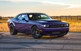 Вид сбоку на автомобиль Dodge Hennessey Demon 1700 Twin-Turbo 2024 года