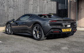 Вид сзади на автомобиль Ferrari 296 GTB