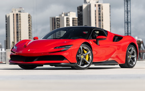 Красный спортивный автомобиль Ferrari SF90 Stradale