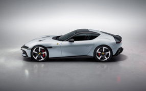 Вид сбоку на автомобиль Ferrari 12Cilindri 2024  года на сером фоне