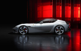 Вид сбоку на серебристый автомобиль Ferrari 12Cilindri 2024  года