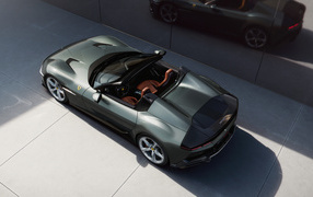 Вид сверху на автомобиль Ferrari 12Cilindri Spider 2024 года