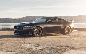 Черный автомобиль  Ford Mustang Dark Horse