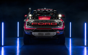 Вид спереди на гоночный Ford Ranger Raptor Race Truck 2024 года