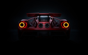 Вид сзади на автомобиль Ford GT  на черном фоне