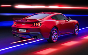 Вид сзади на красный автомобиль Ford Mustang GT Performance 2024 года