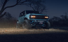 Внедорожник  Ford Bronco Vossen Wheels ночью