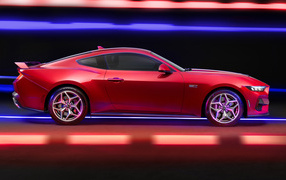 Вид сбоку на красный автомобиль Ford Mustang GT Performance 2024 года
