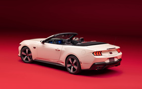 Вид сбоку на белый автомобиль Ford Mustang GT Convertible 60th Anniversary Package 2025 года