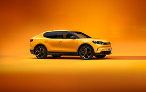 Вид сбоку на желтый внедорожник  Ford Capri 2024 года