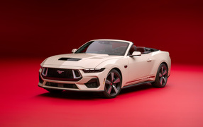 Белый кабриолет Ford Mustang GT Convertible 60th Anniversary Package 2024 года