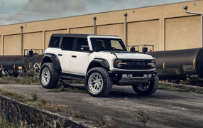 Белый джип Custom Ford Bronco Raptor