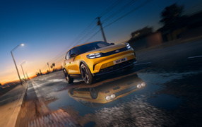 Желтый  Ford Capri 2024 года на мокрой дороге