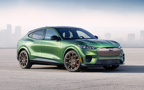 Зеленый автомобиль Ford Mustang Mach-E GT Bronze Appearance Package 2024 года