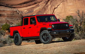 Красный jeep Gladiator Willys 2024 года в горах