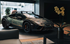 Автомобиль Lamborghini Huracán Sterrato All-Terrain Ad Personam 2024 года у ворот в здании