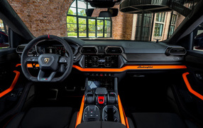 Черный кожаный салон автомобиля Lamborghini Urus SE 2024 года