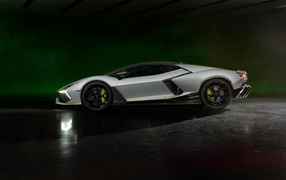 Быстрый автомобиль Lamborghini Revuelto At Lamborghini Arena 2024 года вид сбоку