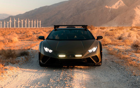 Вид спереди на автомобиль Lamborghini Huracán Sterrato 2024 года