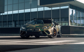 Автомобиль  Lamborghini Huracán Sterrato All-Terrain Ad Personam у здания