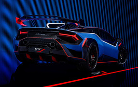 Вид сзади на спортивный автомобиль Lamborghini Huracán STJ