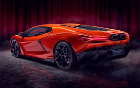 Вид сзади на автомобиль Lamborghini Revuelto