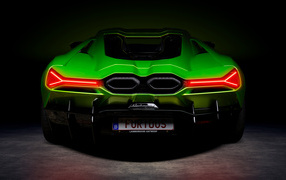 Вид сзади на зеленый автомобиль Lamborghini Revuelto