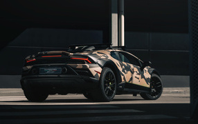 Вид сзади на автомобиль Lamborghini Huracán Sterrato All-Terrain Ad Personam 2024 года