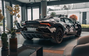 Вид сзади на автомобиль Lamborghini Huracán Sterrato All-Terrain Ad Personam 2024  года в здании