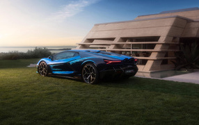 Вид сзади на автомобиль Lamborghini Revuelto Opera Unica 2024 года