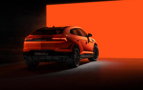 Вид сзади на внедорожник Lamborghini Urus SE Plug-In Hybrid