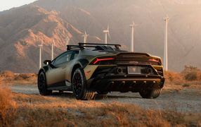 Вид сзади на новый автомобиль Lamborghini Huracán Sterrato 2024 года