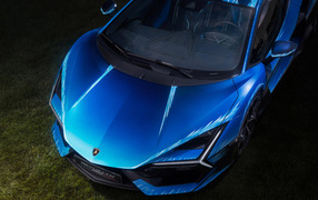 Капот синего спортивного автомобиля Lamborghini Revuelto Opera Unica 2024 года