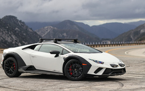 Белый автомобиль Lamborghini Huracán Sterrato  2024 года