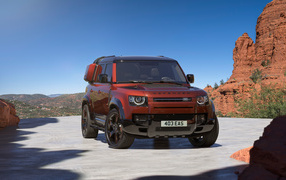 Бордовый внедорожник Land Rover Defender 110 Sedona Edition 2024 года