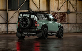 Вид сзади на джип Land Rover Defender 2024 года
